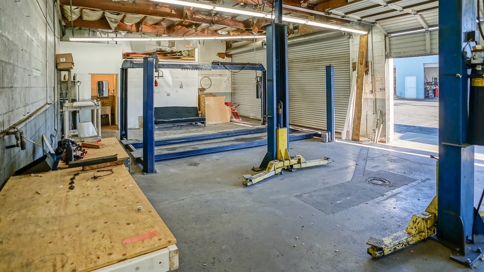 More Photos Of 24421 Main St, Santa Clarita Freestanding For Lease