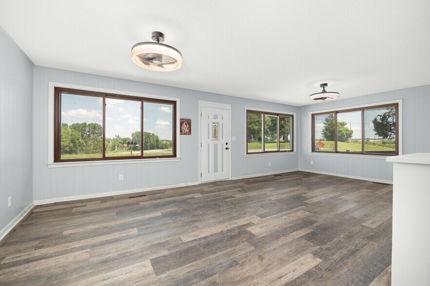 More Photos Of 802 E Nodaway St, Oregon Flex For Sale