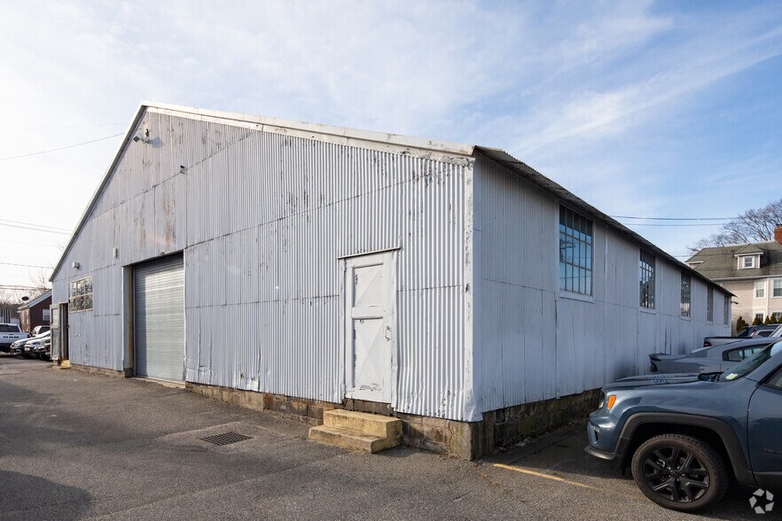 More Photos Of 642 W Main St, Riverhead Auto Dealership For Lease