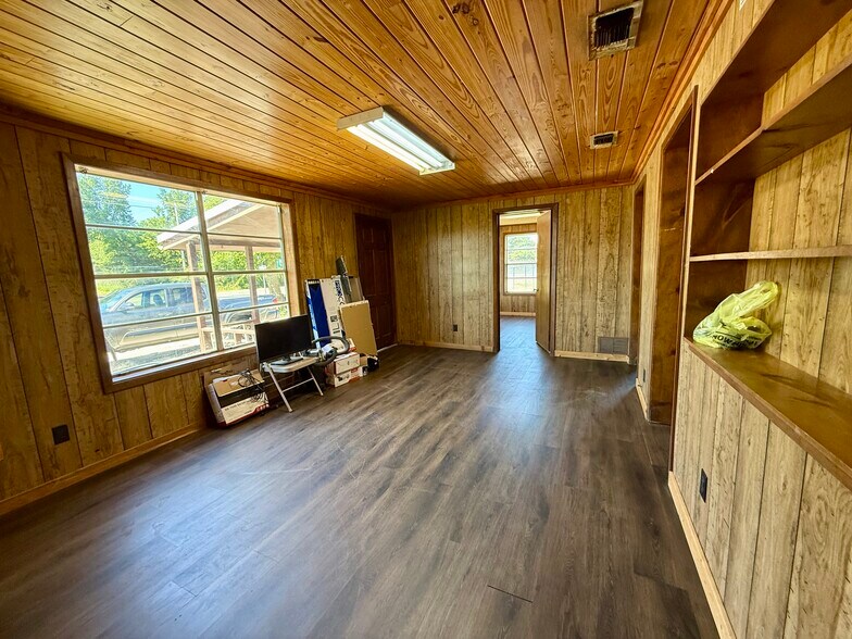 More Photos Of 836 Farm 71 rd, Talco Industrial For Sale