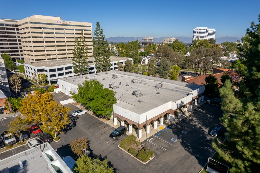 More Photos Of 21725 Erwin St, Woodland Hills Storefront Retail Office For Sale
