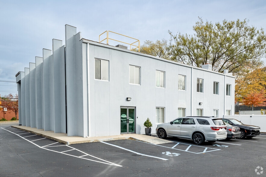 More Photos Of 308 W Main St, Smithtown Loft Creative Space For Lease