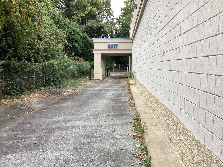 More Photos Of 3059 Washington Rd, East Point Freestanding For Sale