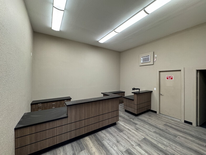 More Photos Of 902 SE Textron Dr, Bend Warehouse For Lease