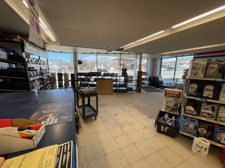 More Photos Of 123 N Main St, Maryville Storefront Retail Residential For Lease