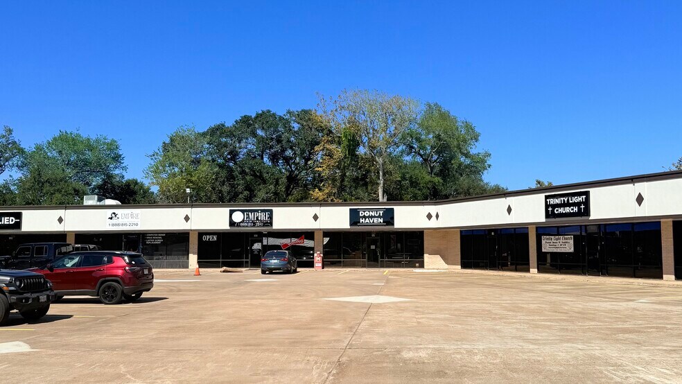 Primary Photo Of 716 W Plantation Dr, Clute Storefront Retail Office For Lease