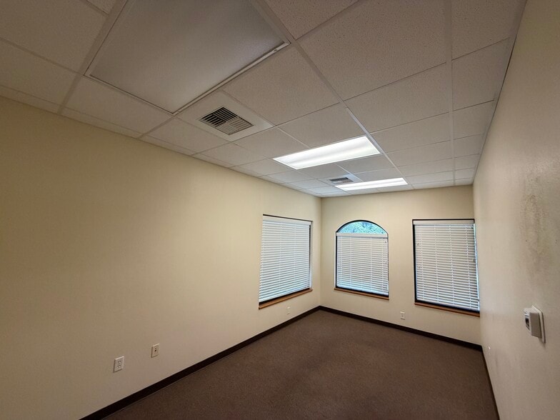 More Photos Of 854-880 S Duncan Dr, Tavares Office For Lease