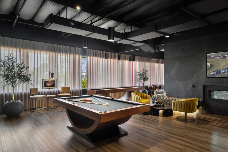 More Photos Of 3080 Airway Ave, Costa Mesa Showroom For Sale