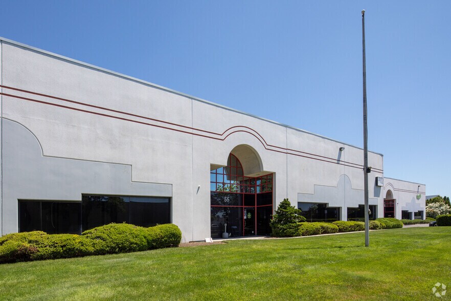 More Photos Of 115 Bi-County Blvd, Farmingdale Warehouse For Lease
