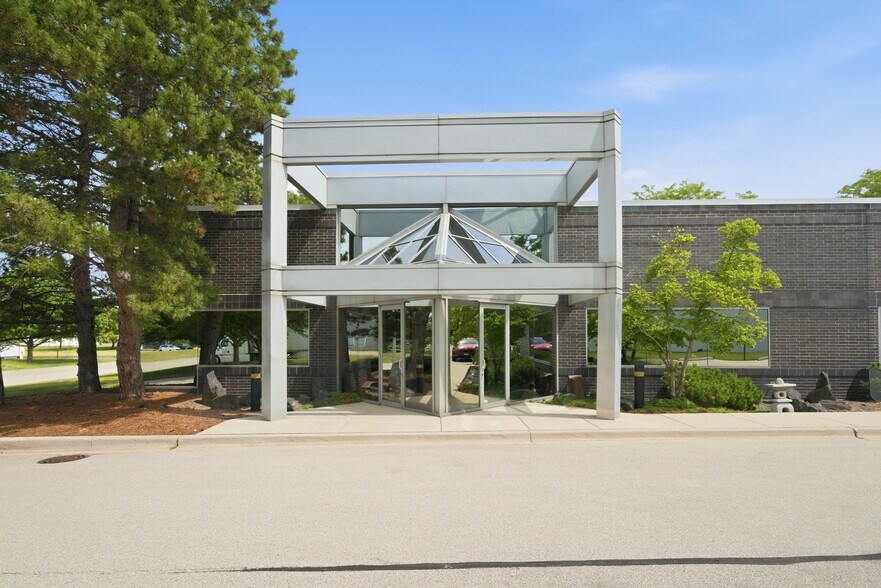 Primary Photo Of 975 Campus Dr, Mundelein Light Manufacturing For Sale