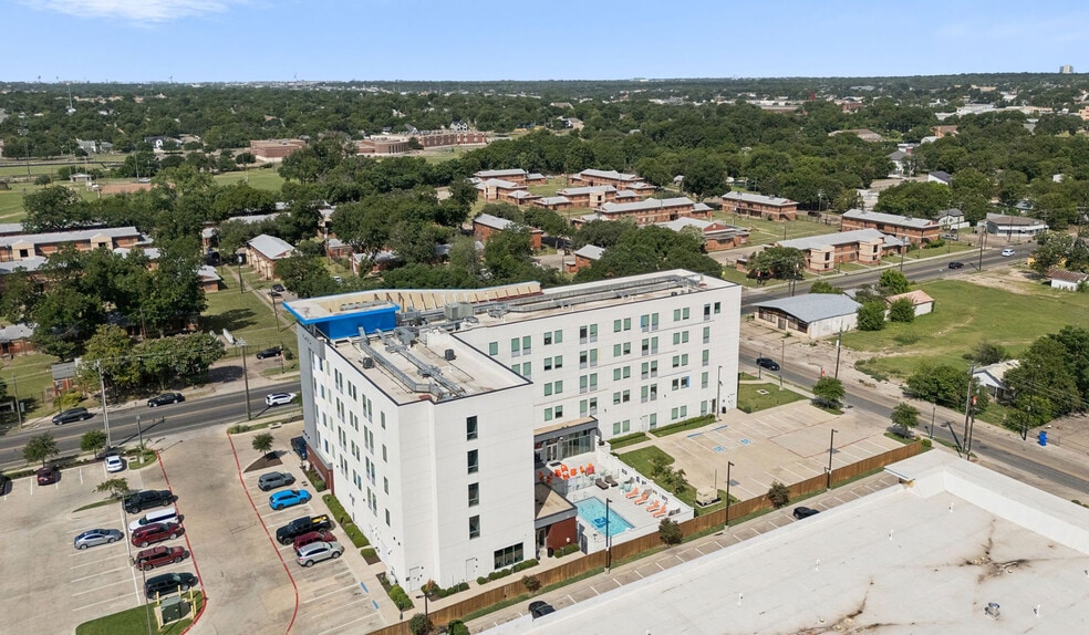 More Photos Of 900 S 11th St, Waco Hotel For Sale