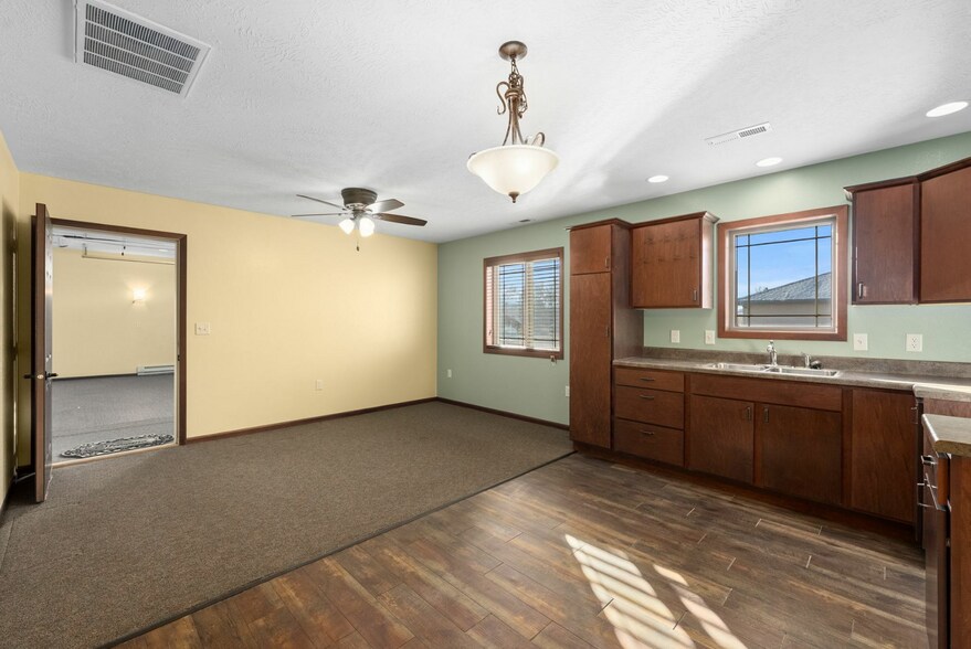 More Photos Of 504 N 16th St, Beresford Office For Sale