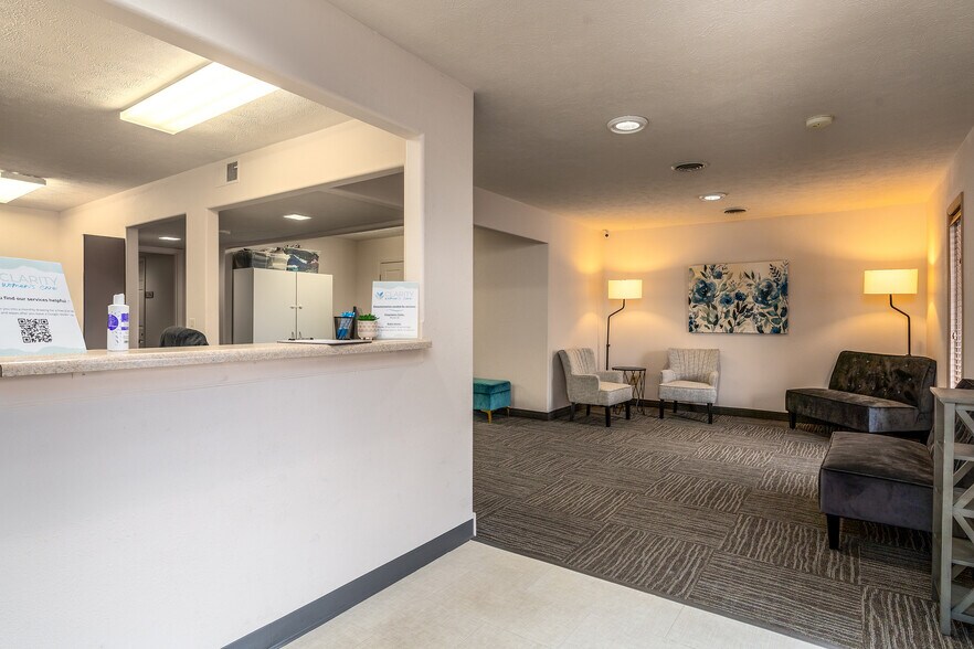 More Photos Of 808 W Prairie St, Marion Office For Sale