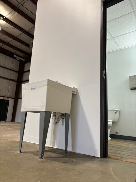More Photos Of 12801 Silver Lake Rd, Brighton Manufacturing For Sale