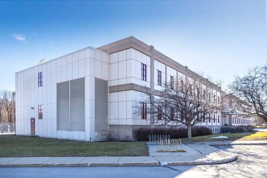 More Photos Of 275 Boul Armand-Frappier, Laval Office For Lease