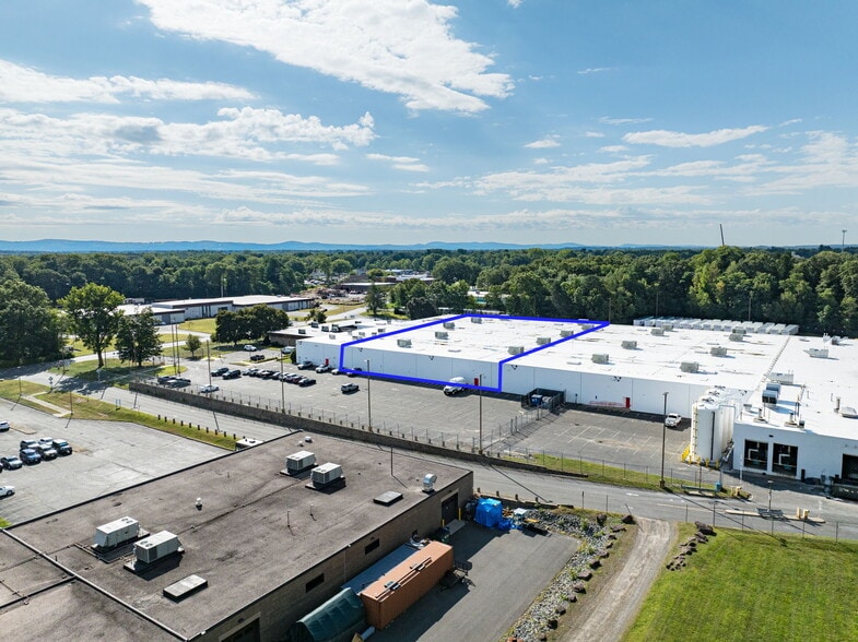 More Photos Of 100 Brookdale Dr, Springfield Distribution For Lease