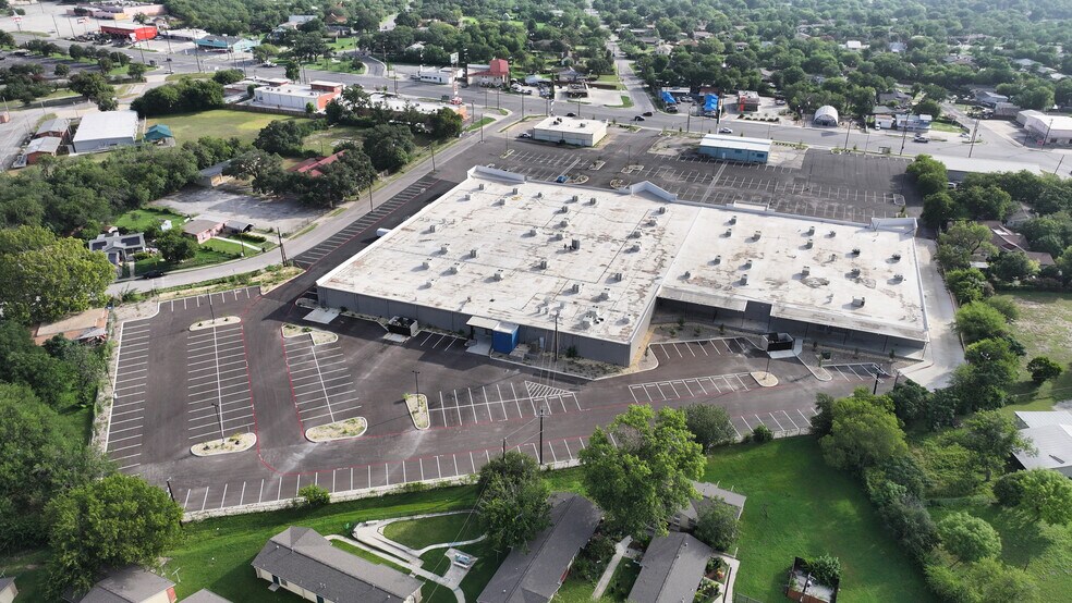 More Photos Of 1327-1331 Bandera Rd, San Antonio Storefront For Lease
