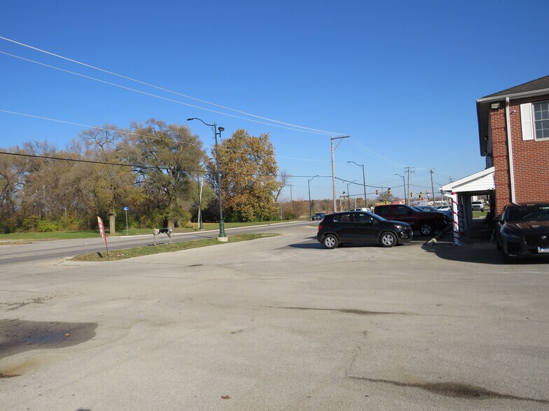 More Photos Of 2585 E Division St, Diamond Storefront Retail Office For Sale