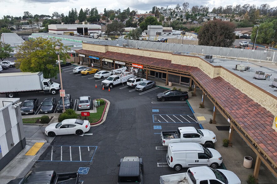 More Photos Of 1075-1079 S Mission Rd, Fallbrook Unknown For Lease