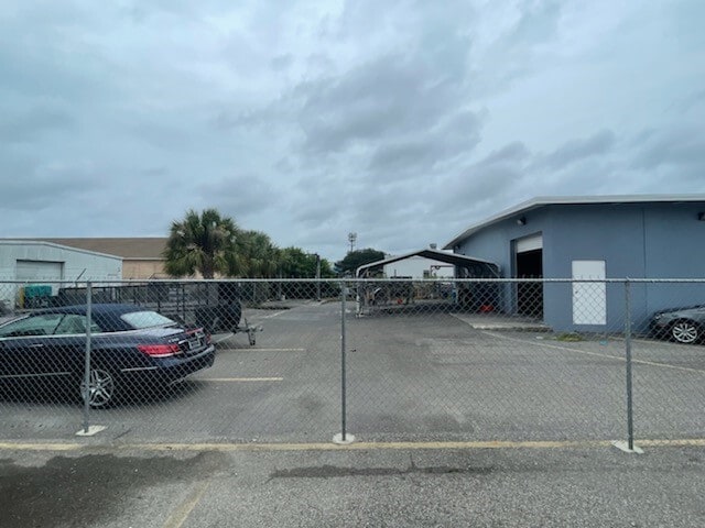 More Photos Of 2850-2852 47th Ave N, Saint Petersburg Warehouse For Sale