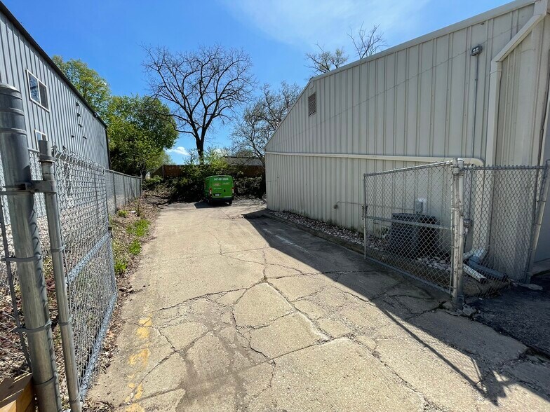 More Photos Of 955 Grace St, Elgin Warehouse For Lease