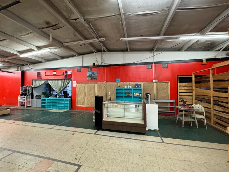 More Photos Of 802 US Highway 59, Queen City General Retail For Sale
