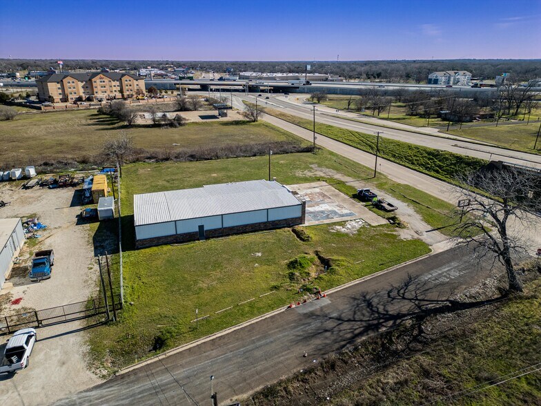 More Photos Of 901 E Johnson St, Waco Service For Sale