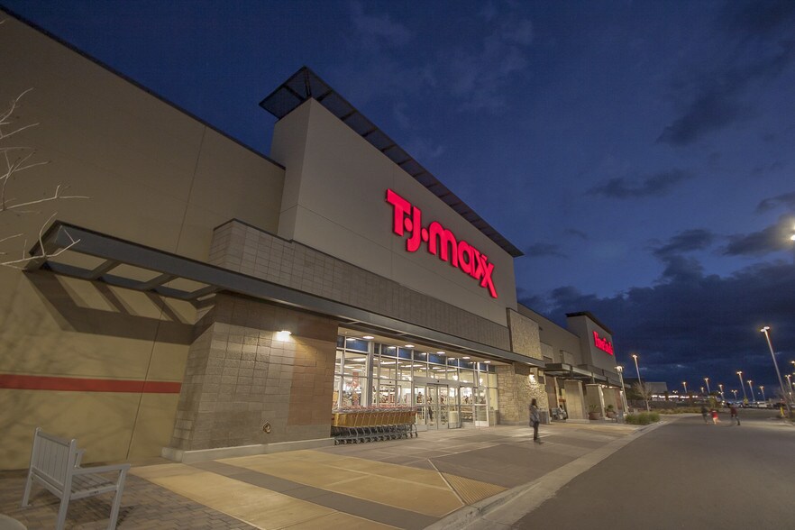 More Photos Of 6450 N Desert Blvd, El Paso Department Store For Lease