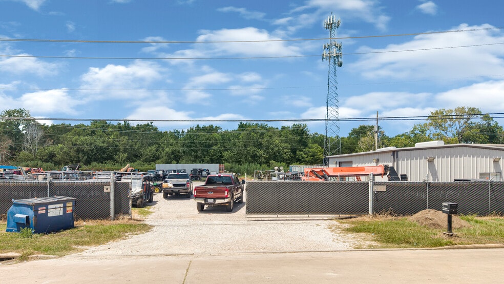 More Photos Of 201 N Walker St, Angleton Warehouse For Sale