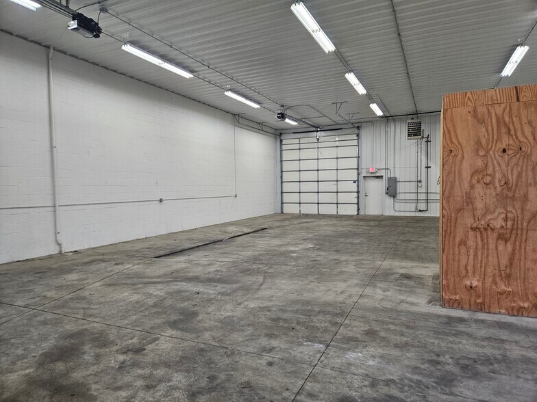 More Photos Of 1299 Leah Rd, Morris Warehouse For Lease