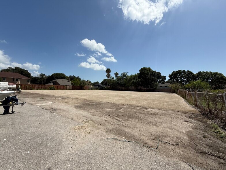 More Photos Of 1904 Hialeah Dr, Seabrook Light Manufacturing For Lease