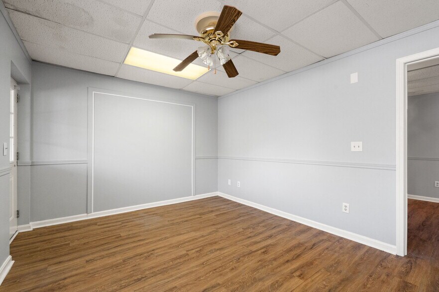 More Photos Of 756 Lakeshore Dr, Scottsburg Flex For Sale