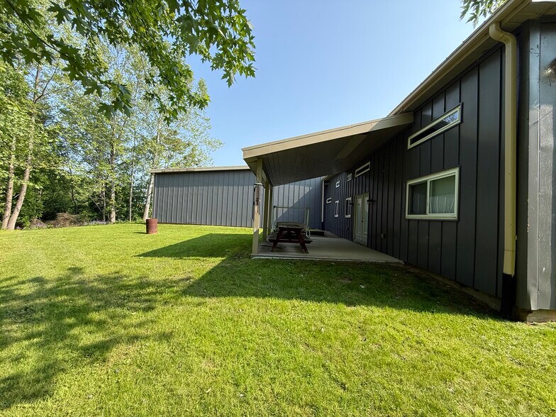 More Photos Of 805 Atlantic Ave, Franklin Light Manufacturing For Sale