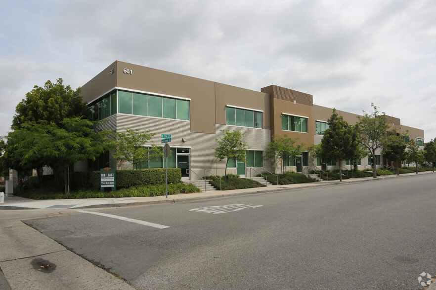 More Photos Of 601 N Parkcenter Dr, Santa Ana Office For Lease