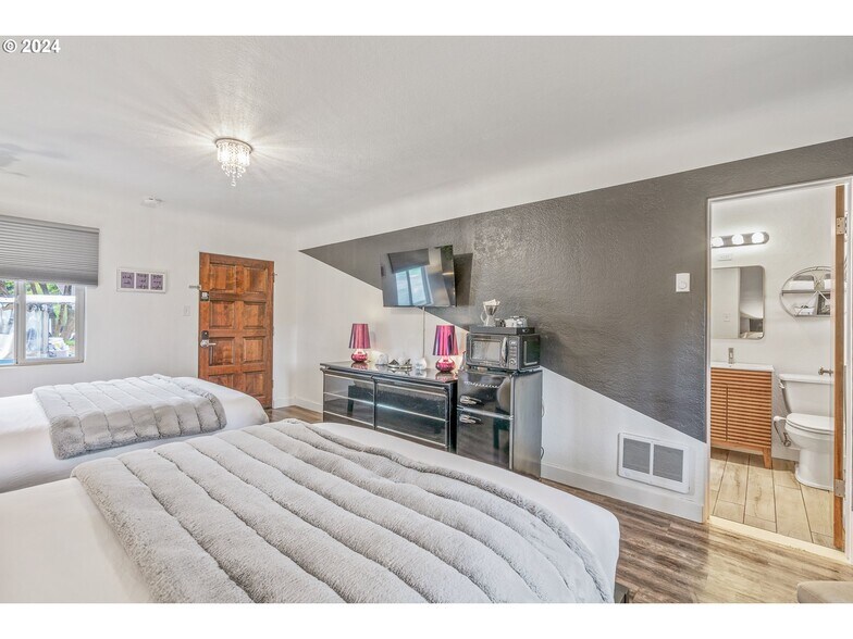 More Photos Of 1175 2nd St SE, Bandon Hotel For Sale