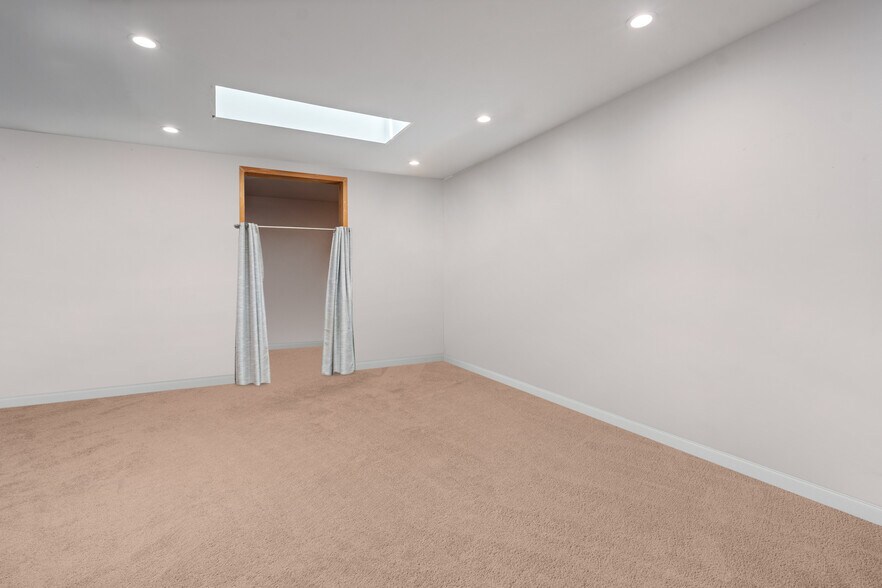 More Photos Of 20 Ackerson St, Bay Shore Freestanding For Sale