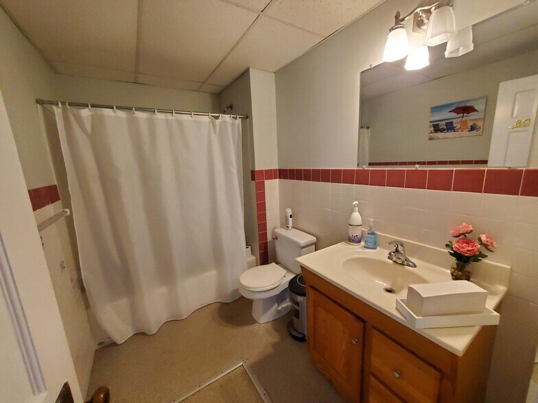 More Photos Of 476 MA-28, Harwich Port Office For Sale