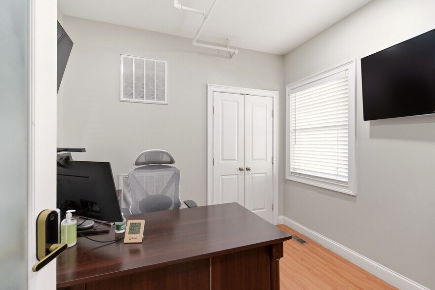 More Photos Of 569 Middle Rd, Bayport Storefront Retail Office For Sale