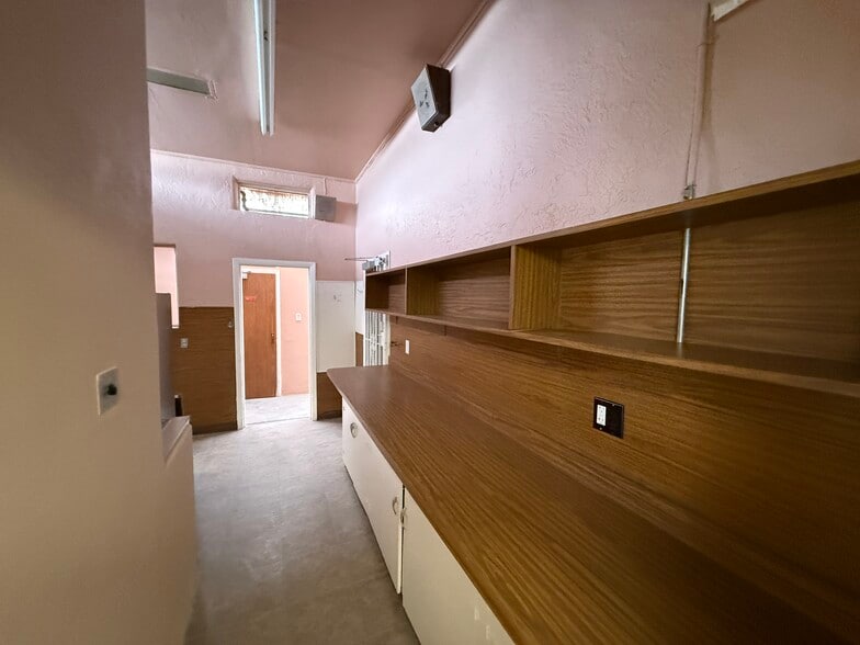 More Photos Of 7184 Alameda Ave, El Paso Veterinarian Kennel For Sale