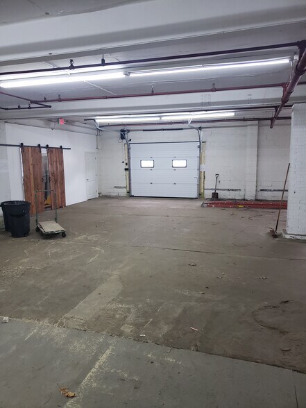 More Photos Of 33 Elm St, Merrimack Warehouse For Lease