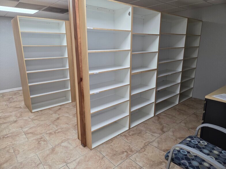 More Photos Of 143 N Oakwood Ave, Brandon Office For Lease