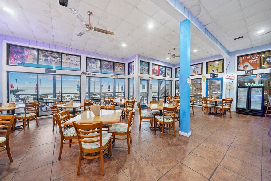 More Photos Of 371 Navaho Trl, Onalaska Restaurant For Lease