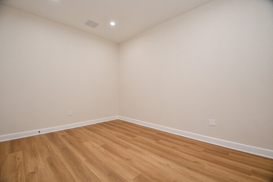 More Photos Of 1325 Main St, Katy Office For Lease