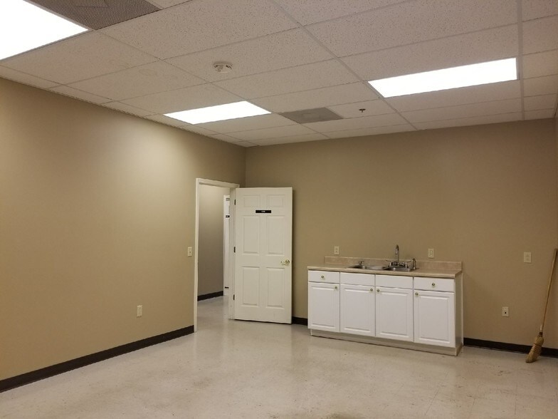 More Photos Of 179 Hancock St, Gallatin Storefront For Lease