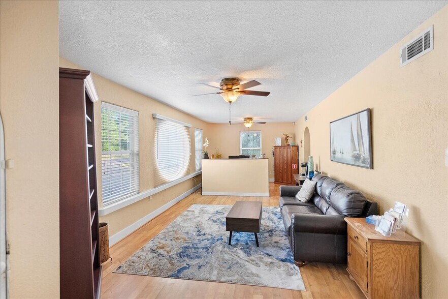 More Photos Of 15325 North Main St, Jacksonville Flex For Sale