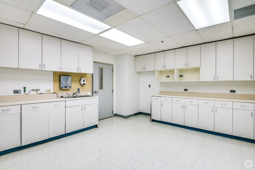 More Photos Of 7007 N Range Line Rd, Milwaukee Medical For Sale