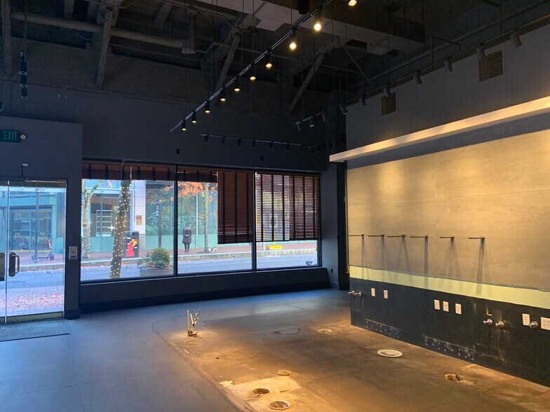 More Photos Of 401-425 SW Morrison St, Portland Storefront For Lease