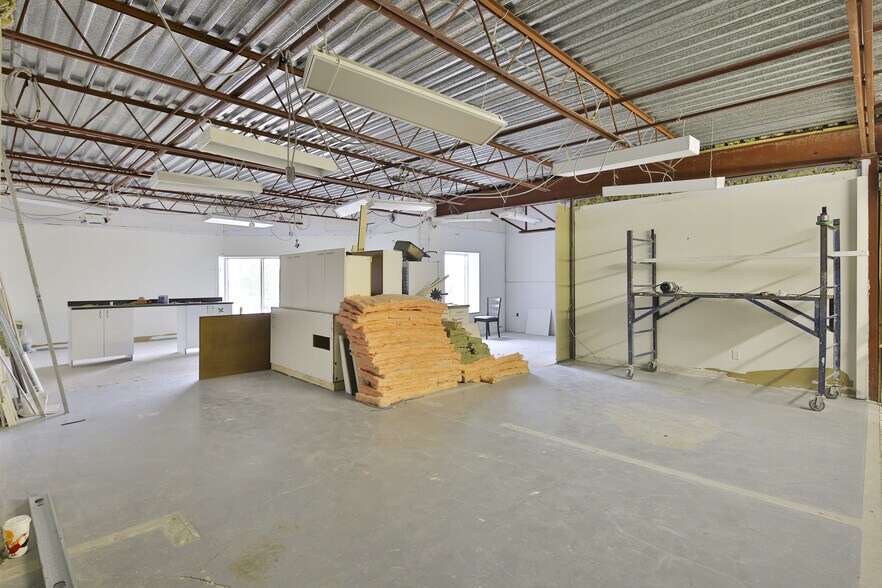 More Photos Of 1100 Rue Hérelle, Longueuil Warehouse For Sale