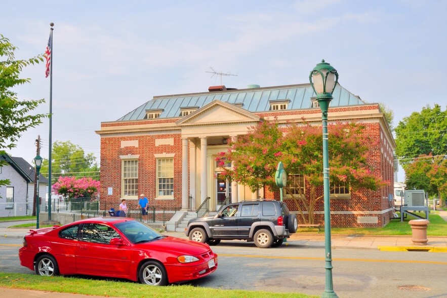 Primary Photo Of 925 Main St, West Point Post Office For Lease