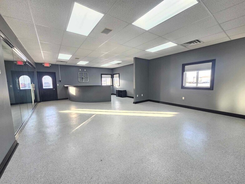 More Photos Of 170 W Circle Dr, Saint Charles Manufacturing For Sale